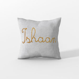 Coussin name Ishaan par serialknitter paris